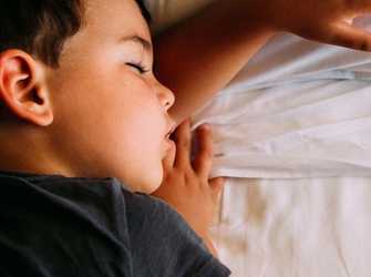 Como dormir si mi bebé tiene fiebre
